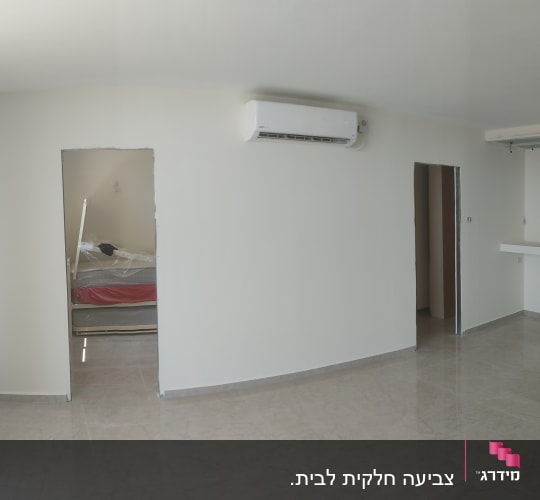 חדר עם קירות צבועים ומזגן מותקן